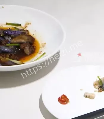 食客在炒茄子里吃出两颗假牙套